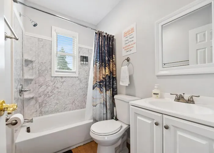 Polished 2-bedroom Close To Osu Campus Columbus